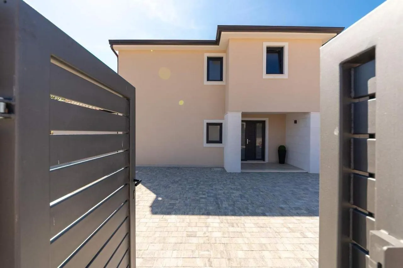 Villa Stefani Montižana 0*,
